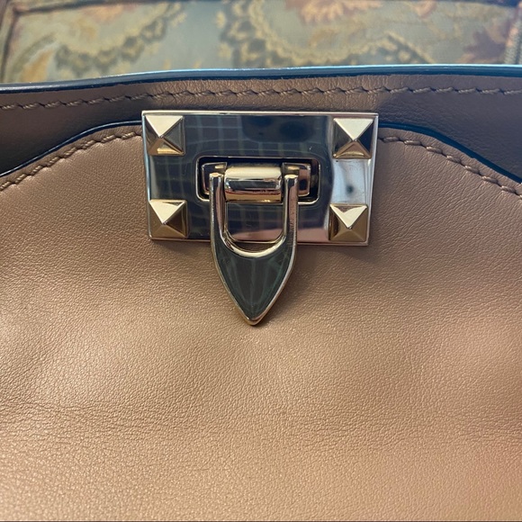 Valentino Garavani Rockstud medium tote 👜 - Picture 3 of 9
